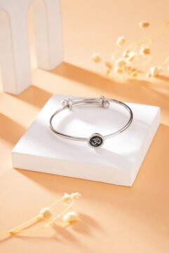Om – 925 Sterling Silver Bangle